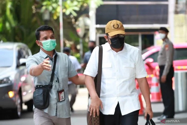 Wakil Ketua DPRD Jawa Timur (Jatim), Sahat Tua Simanjuntak (kanan) berjalan memasuki gedung usai ditangkap oleh KPK, di Gedung Merah Putih KPK, Jakarta, Kamis (15/12/2022). ANTARA FOTO/Reno Esnir/foc. (ANTARA FOTO/RENO ESNIR)