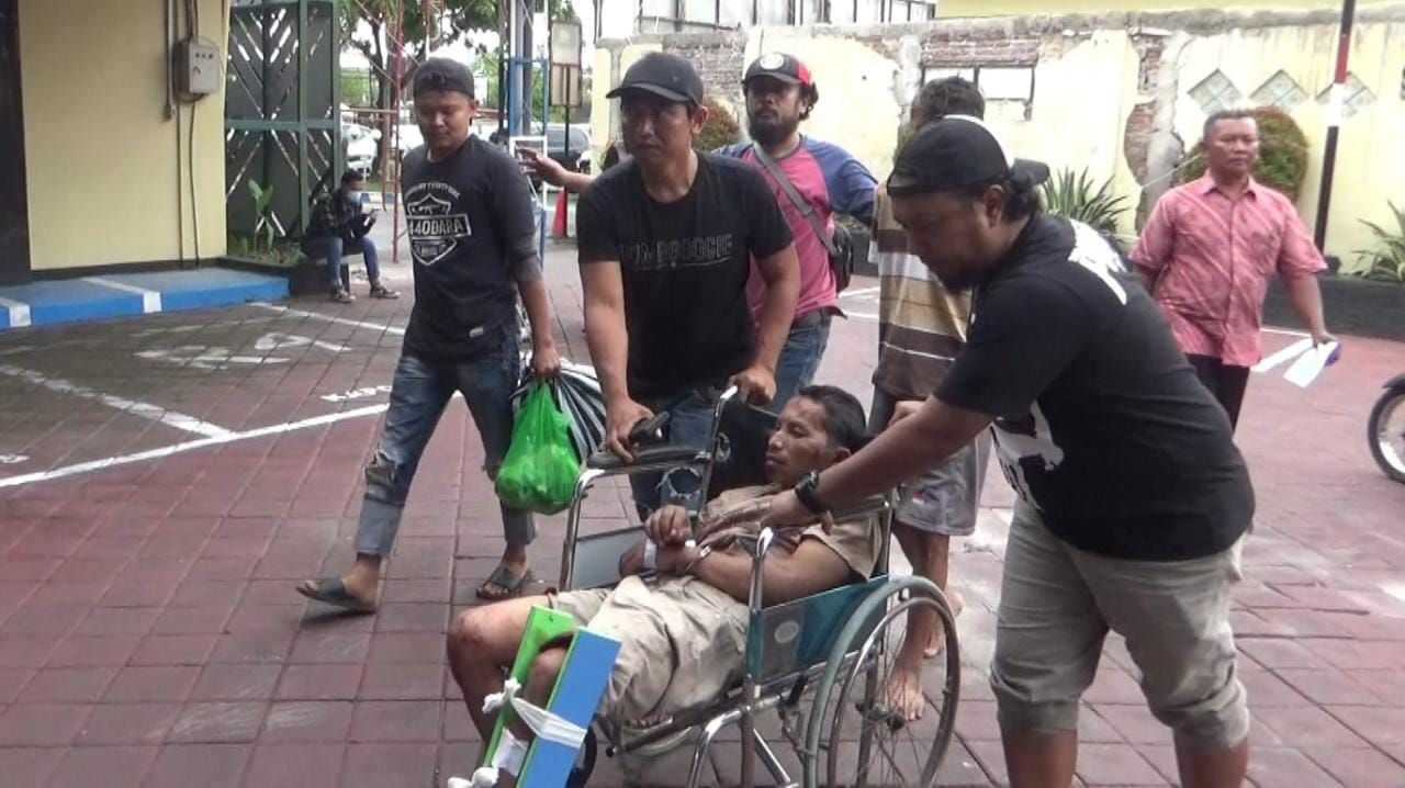 Mahfud dikeler menggunakan kursi roda usai kakinya dilumpuhkan polisi dengan timah panas (Foto / Istimewa)