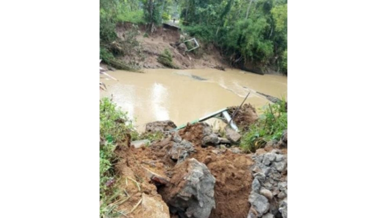 Jembatan Penghubung Antardesa di Trenggalek Putus Diterjang Banjir