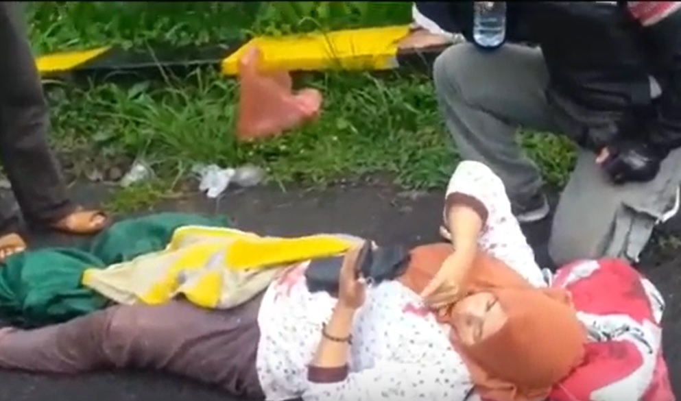 Ngeri, Boncengan Tiga Tabrak Pohon, Kaki Kanan Putus!
