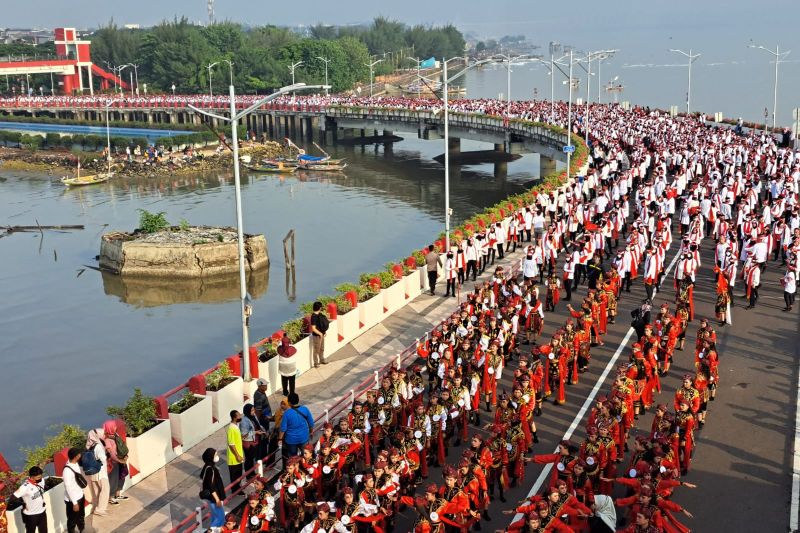 Puluhan ribu warga yang terdiri dari pelajar dan anggota sanggar tari ikut mensukseskan Tari Remo masuk Museum Rekor Dunia Indonesia (Muri) yang dipusatkan di Jembatan Suroboyo, Kota Surabaya, Jatim, Minggu (18/12/2022) pagi. (ANTARA)