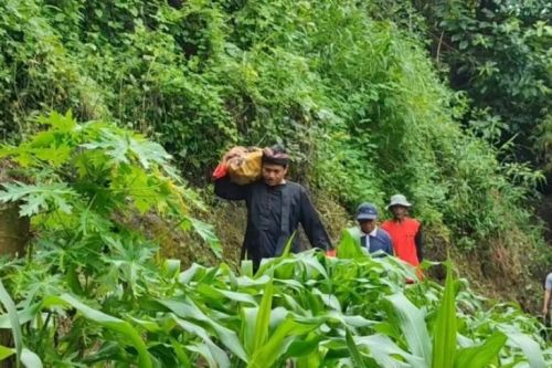 Warga membawa aneka tumpeng sesaji menuju Goa Bedali, Ponorogo, Sabtu (17/12/2022) (ANTARA/HO - DN)