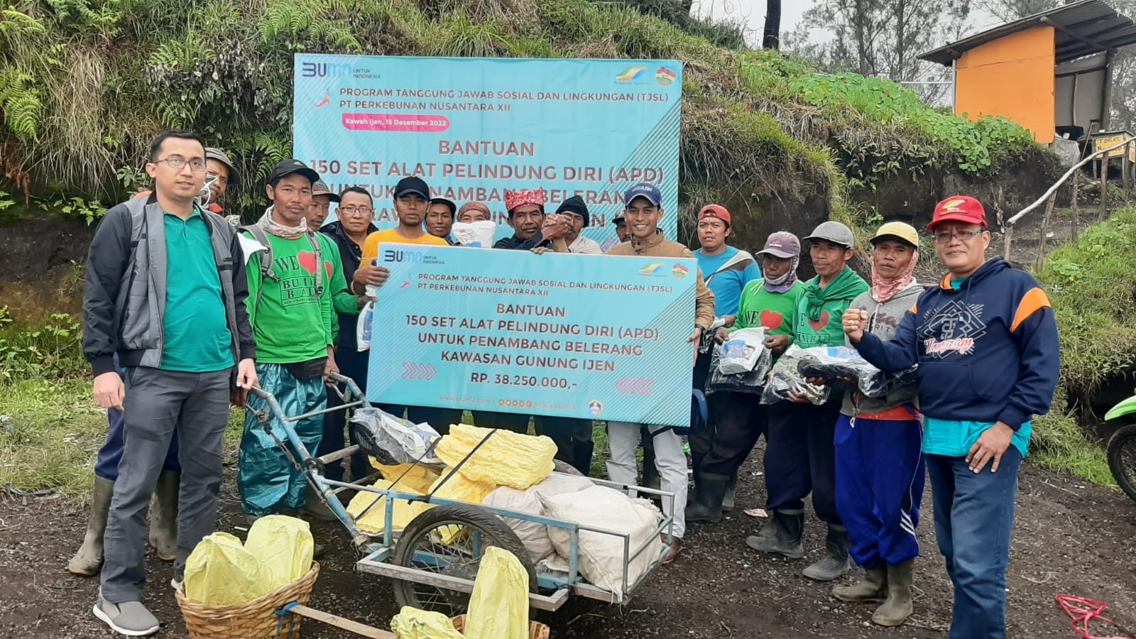 PTPN XII menyerahkan bantuan APD kepada para penambang belarang di Puncak Gunung Ijen, Bondowoso/ist