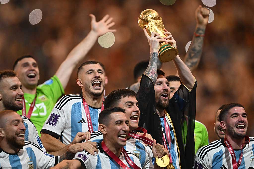 Lionel Messi mengangkat tropy Piala Dunia/ist