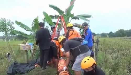 Petugas mengavakuasi jasad korban dalam sumur/metrotv