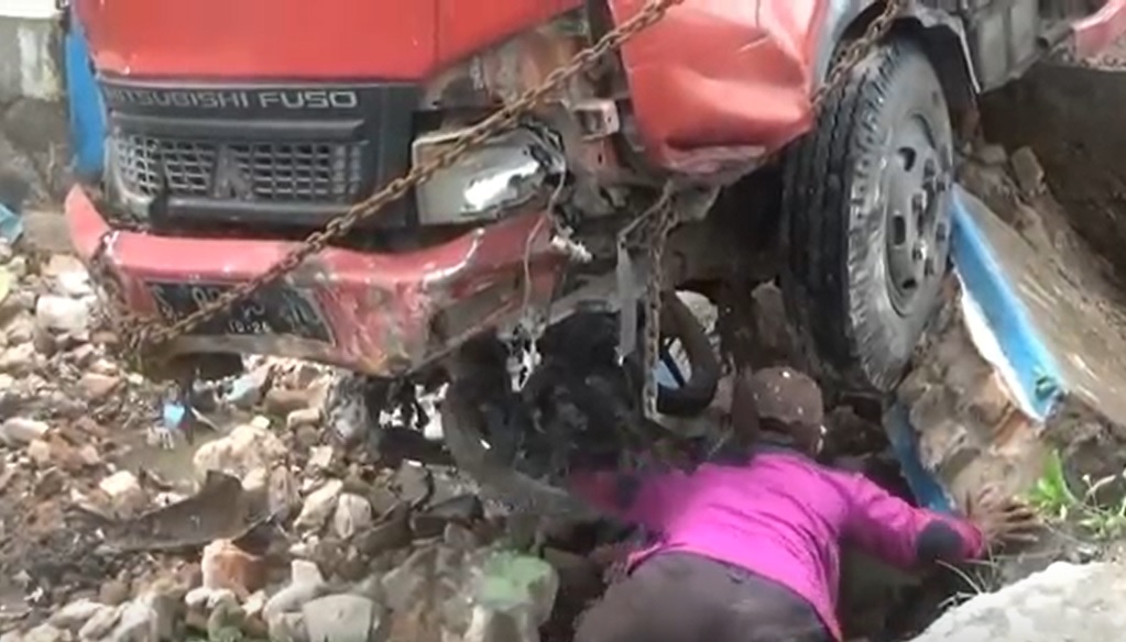 Dump Truck Tabrak 5 Kendaraan di Jombang, 4 Orang Luka Parah!