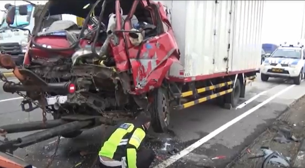 Truk Tabrak Tronton di Ring Road Ngawi, Kenek Tewas!