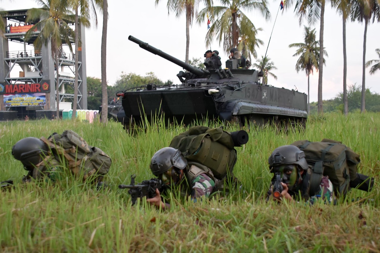 Aksi prajurit Korps Marinir TNI AL, US Navy dan US Marine melaksanakan Operasi Amfibi saat menyerang markas musuh (Foto / Dispen Kormar)