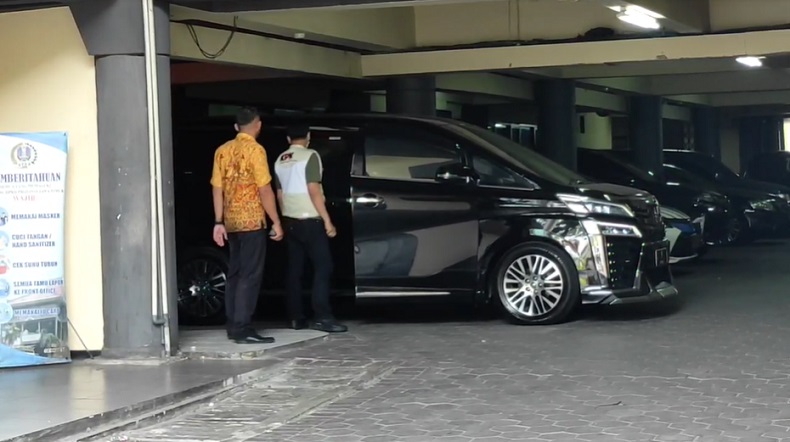 Penyidik KPK saat menggeledah mobil Sahat Simanjuntak (Foto / Istimewa)