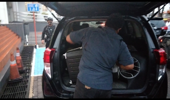 Petugas memasukkan koper ke dalam mobil usai penggeledahan DPRD Jatim (Foto / Istimewa)