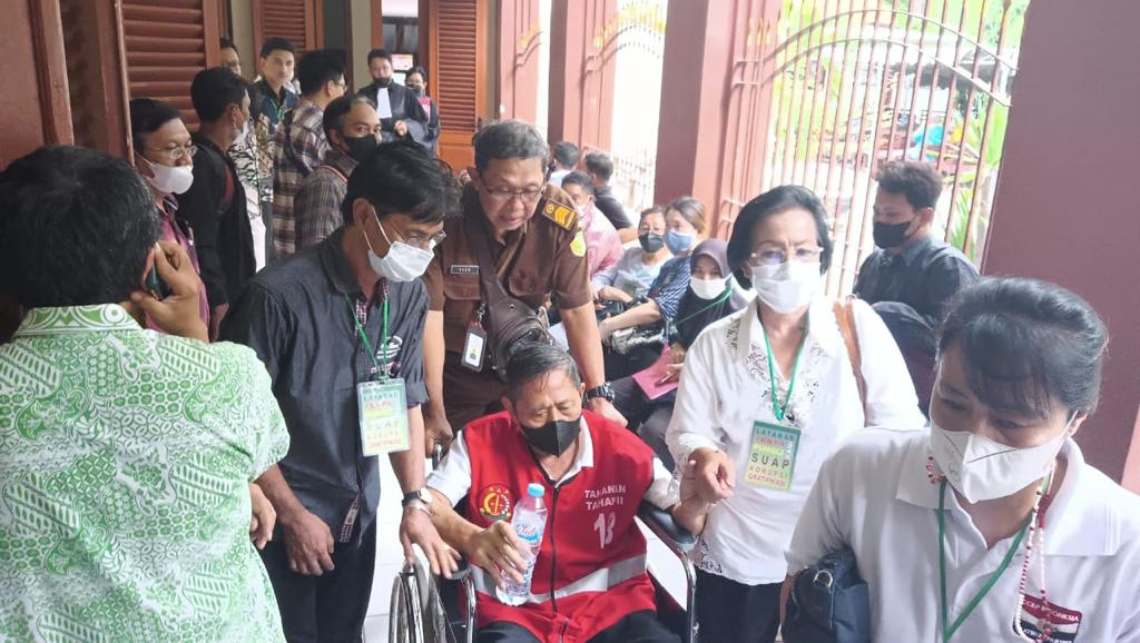 Terdawka pemerkosaan Kombes Pol Purn Ignatius Soembodo mengenakan kursi roda usai persidangan di Pengadilan Negeri Surabaya (Foto / Clicks.id)