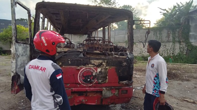 Kondisi bus milik paguyupan sayap PDIP usai dibakar 2 bocah SD (Foto / Istimewa)