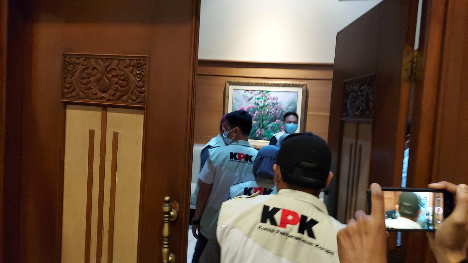 Tim KPK memeriksa sejumlah ruangan di kantor Gubernur Jatim  (Foto / Istimewa)