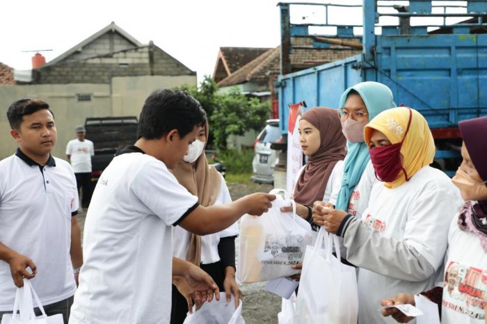 Komunitas Sopir Truk Jawa Timur membagikan ratusan paket sembako/MI
