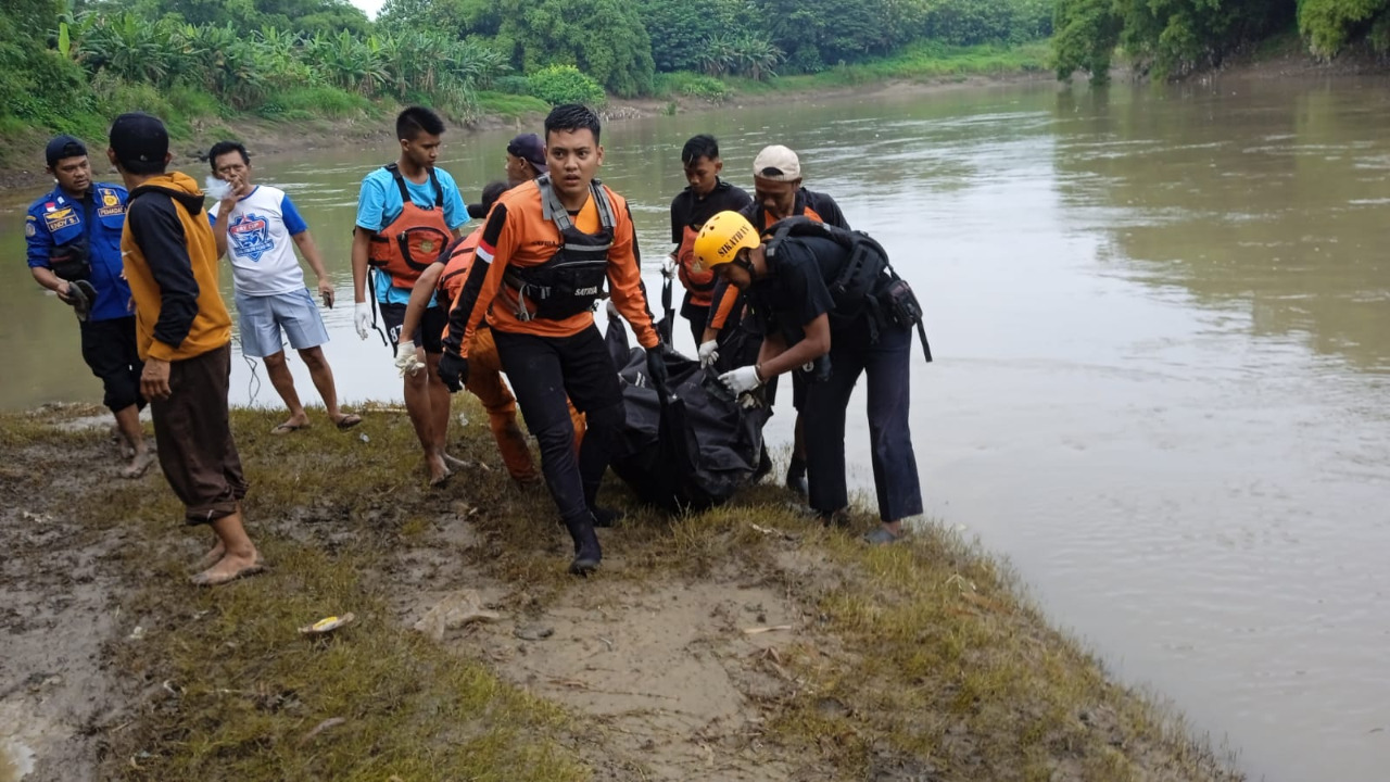 Petugas mengevakusi mayat GBS dari aliran sungai Bengawan Solo (Foto / Metro TV)