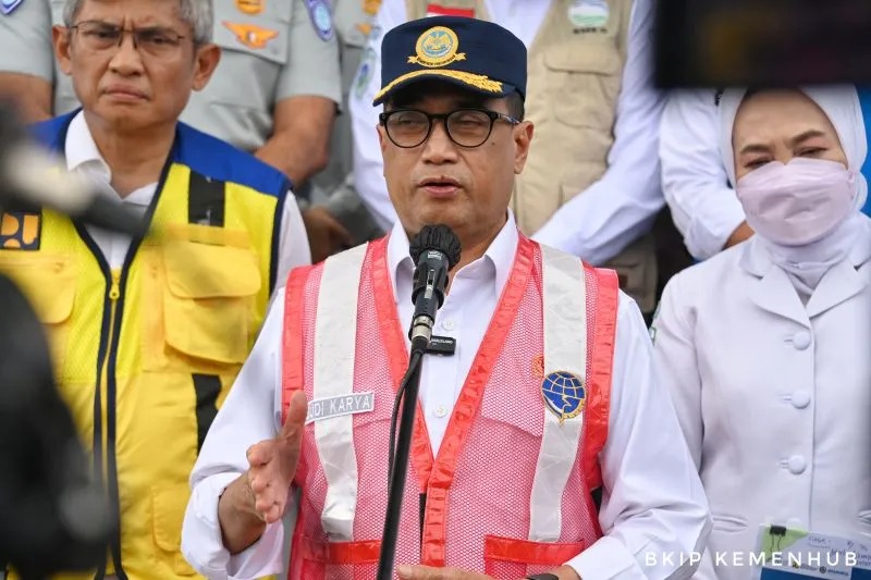 Menteri Perhubungan Budi Karya Sumadi memberikan keterangan pers usai rapat koordinasi di kantor Jasa Marga, Cikampek Utama, Jumat (23/12/2022). (Kemenhub)