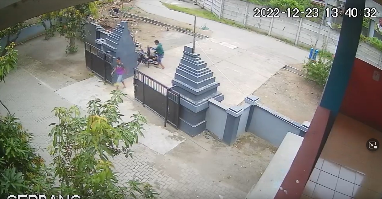 Tangkapan layar rekaman CCTV saat pelaku pelaku pencurian motor di Jombang beraksi (Foto / Metro TV)