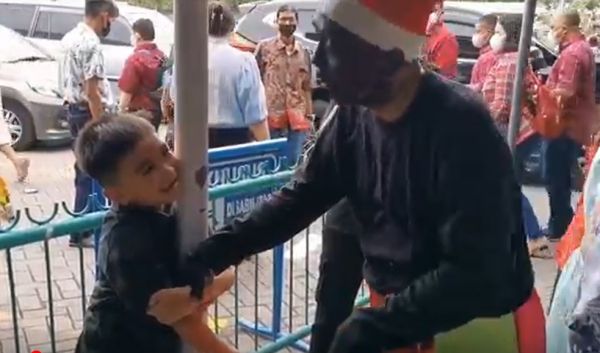 Ketakutan, Anak-anak 'Nakal' Ditangkap Pit Hitam Saat Misa Natal