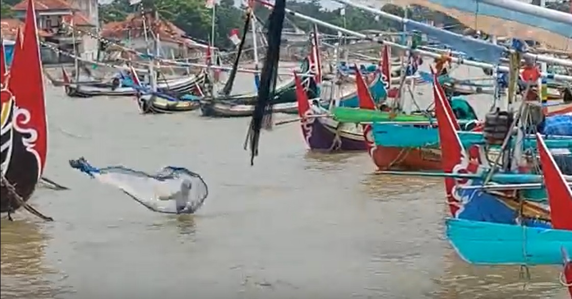 Nelayan di Sumenep tak bisa melaut lantaran cuaca buruk/metrotv