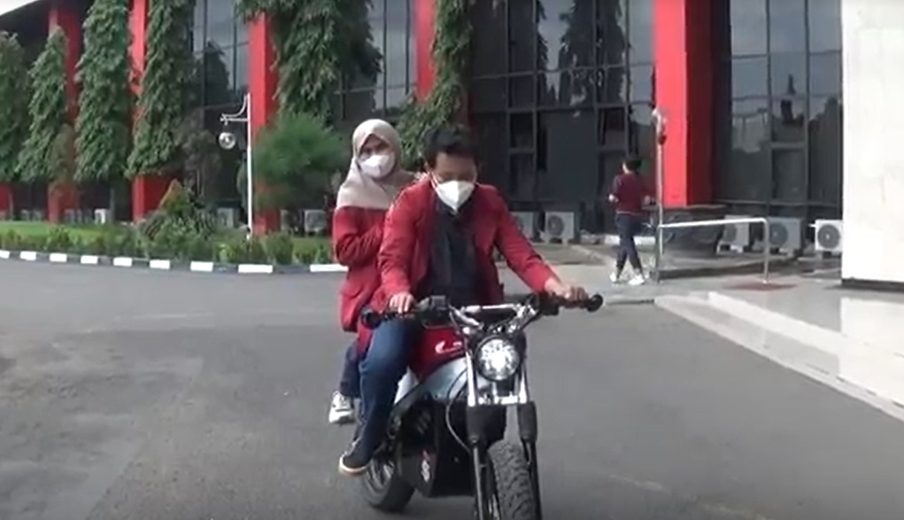Institut Teknologi Telkom Surabaya (ITTS) mengembangkan sepeda motor listrik jenis trail/metrotv