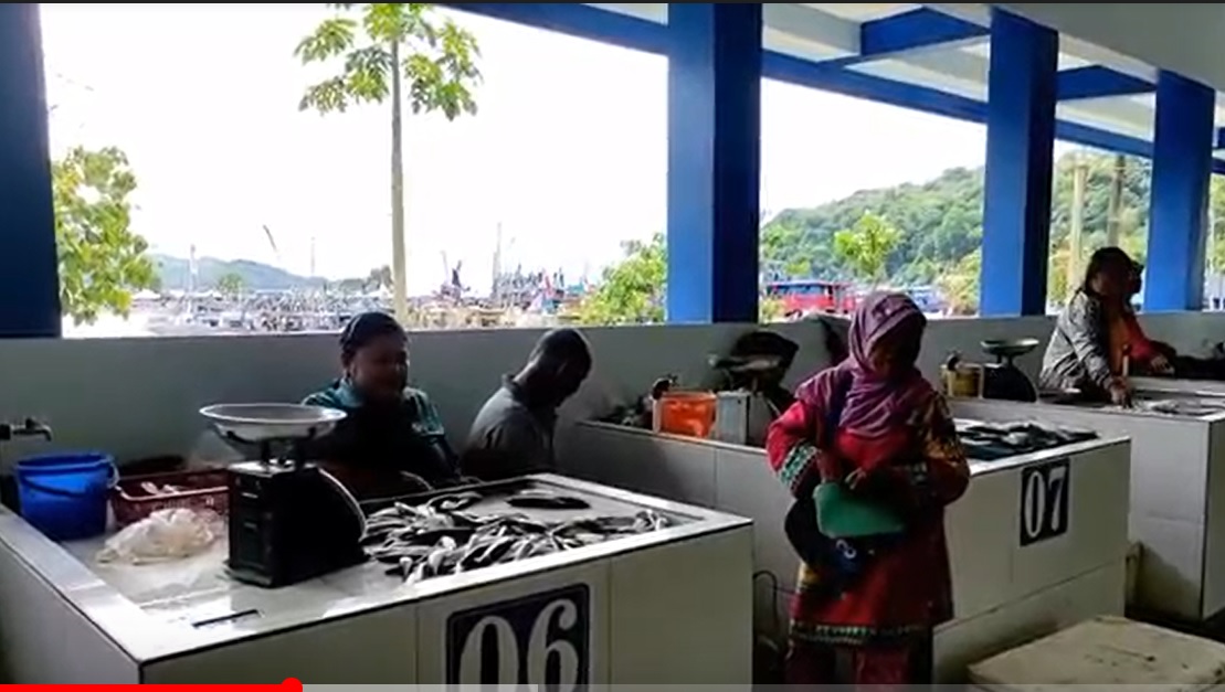 Suasana jual beli di pasar ikan Pelabuhan Perikanan Pantai Tamperan Pacitan/metrotv
