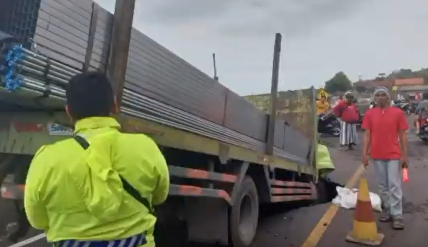 Jalan Ambrol Akibat Abrasi, Truk Tronton Nyungsep!