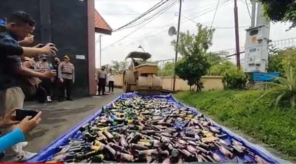 Jelang Tahun Baru, Ribuan Miras Digilas di Halaman Mapolres Bojonegoro