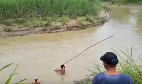 Tolong Adik, Pemburu Biawak Tewas Terseret Arus Kali Lamong Gresik