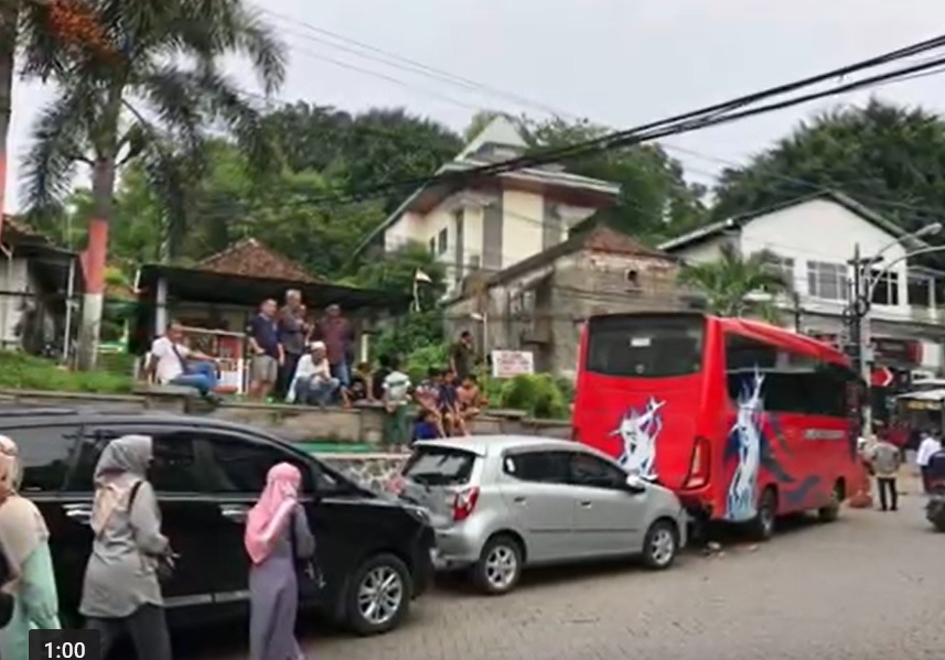 Ngeri, 6 Pelajar Tergencet Mobil dan Bus di Parkiran Wisata Sunan Giri, 1 Tewas!