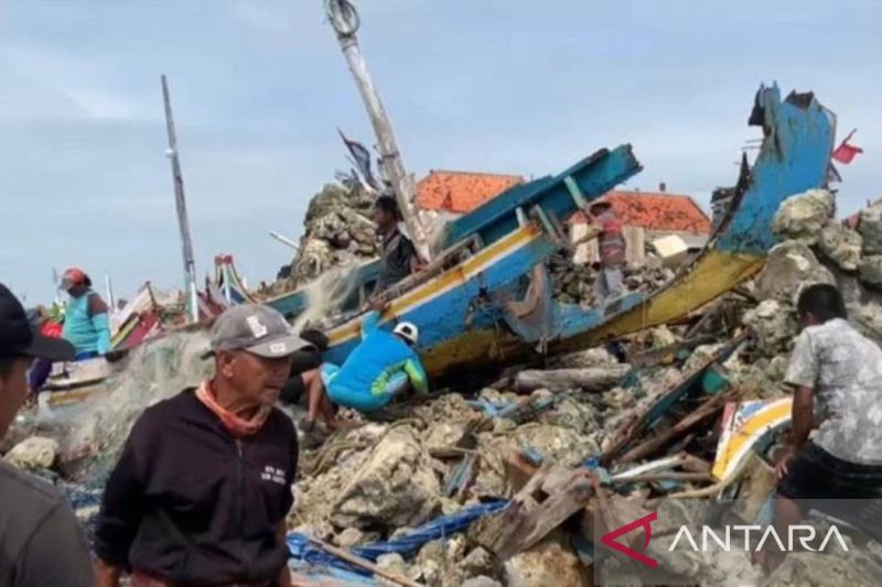 Sebagian perahu nelayan di Pamekasan yang rusak akibat diterjang ombak besar dan angin kencang. Antara/Abd. Aziz