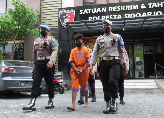 Rudi Kurniawan ditangkap polisi usai membunuh teman kencannya. (Foto / Metro TV)