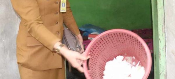 Sidak Warung Remang-Remang di Krembung, Petugas Amankan Keranjang Tisu dan Kondom Bekas