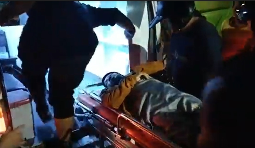 Korban kecelakaan dievakuasi ke mobil ambulans/metrotv