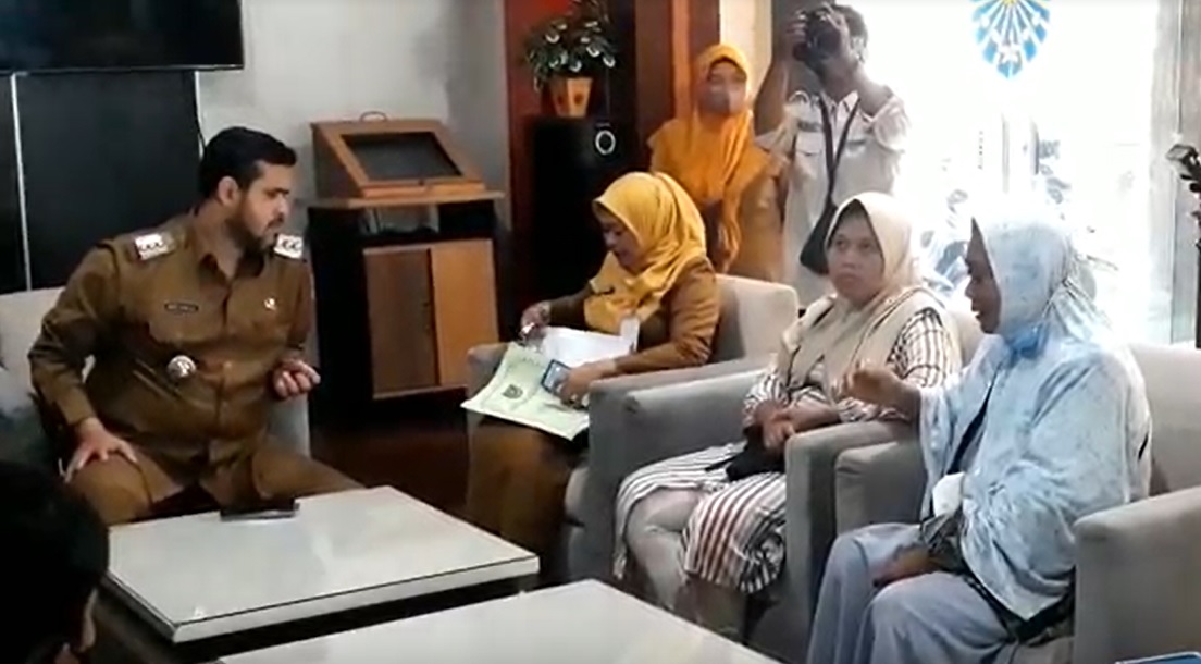 Wali Kota Probolinggo, Hadi Zaenal Abidin menemui para pedagang/metrotv