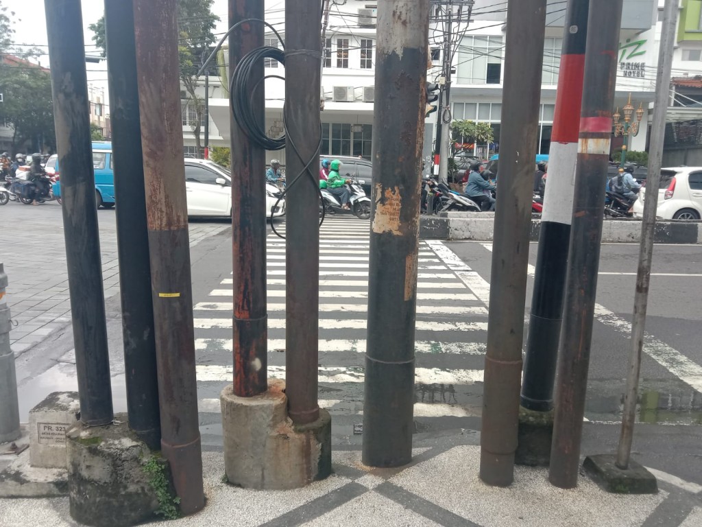 Sembilan tiang menutup Zebra Cross di kawasan Kayutangan Heritage Kota Malang.