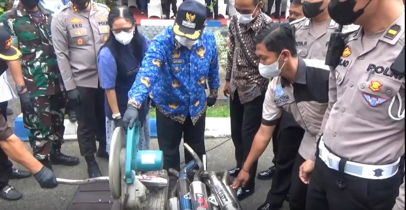 Puluhan knalpot brong dimusnahkan dengan cara dipotong (Foto / Metro TV)