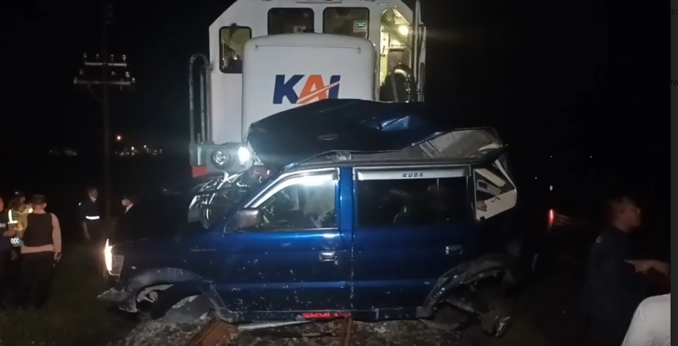 Kondisi minibus hancur usai dihantam kereta api Sancaka di Ngawi (Foto / Metro TV)