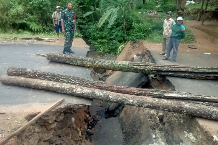Warga melihat kondisi jembatan penghubung antarkabupaten yang ambrol tergerus air di Desa Tangkil, Kecamatan Panggul, Trenggalek, Rabu (28/12/2022) (ANTARA/HO - Foto warga AW)