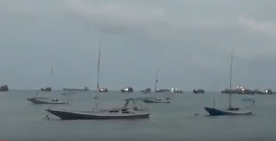 Cuaca Ekstrem, Puluhan Kapal Besar Berlindung di Pulau Bawean