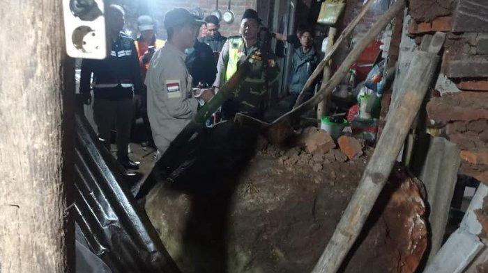 Rumah Sumiati jebol dihantam longsoran batu besar (Foto / Istimewa)