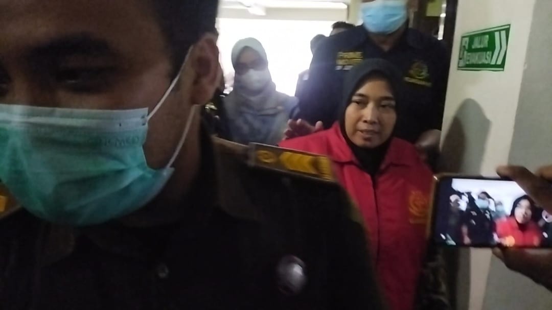 Kepala Desa (Kades) Deling Neti Herawati sebagai tersangka atas kasus dugaan korupsi pengelolaan keuangan desa (Foto / Istimewa)