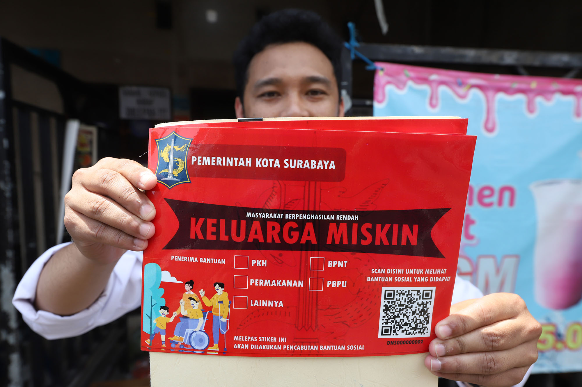 Pemkot Surabaya memasang stiker tanda warga miskin agar mudah diakses bantuan (Foto / Istimewa)