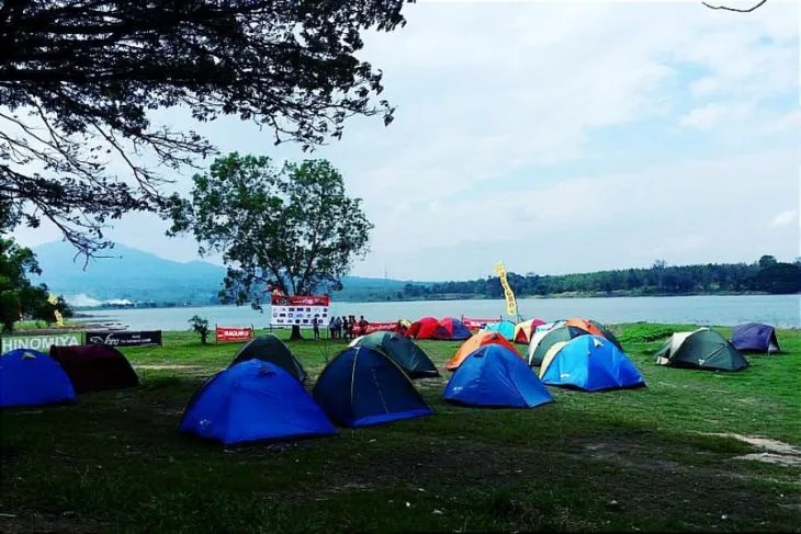 Sejumlah tenda terpasang di pinggir danau yang ada di wisata alam Waduk Bening-Widas, Kabupaten Madiun, Jawa Timur. ANTARA/HO-Humas PJT I