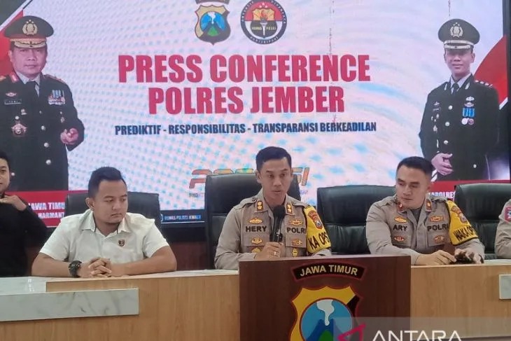 Kapolres Jember AKBP Hery Purnomo (tengah) dalam konferensi pers akhir tahun di Mapolres Jember, Jumat (30/12/2022). ANTARA/Zumrotun Solichah