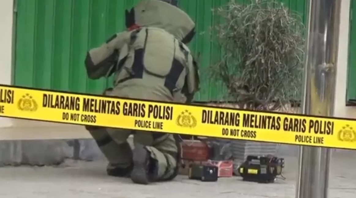 Tim jihandak saat memeriksa paket misterius (Foto / Dok. Metro TV)