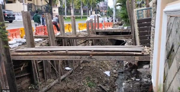Jalan di Dukuh Pakis Surabaya Amblas, 2 Rumah Kehilangan Akses