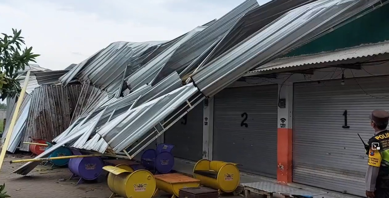 Kondisi atap ruko milik Bumdes Tanggulangin ambruk diterjang angin (Foto / Metro TV)