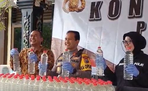 Polres Sumenep mengamankan  318 liter arak yang dikemas dalam 212 botol plastik/metrotv
