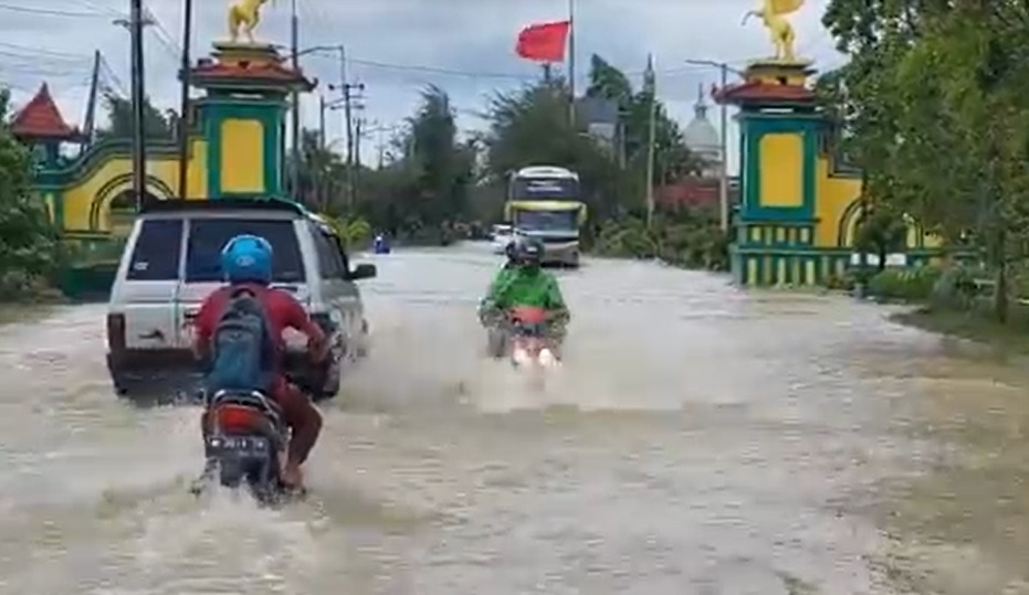 Banjir merendam jalan penghubung antar kabupaten di Madurua, Jawa Timur/metrotv