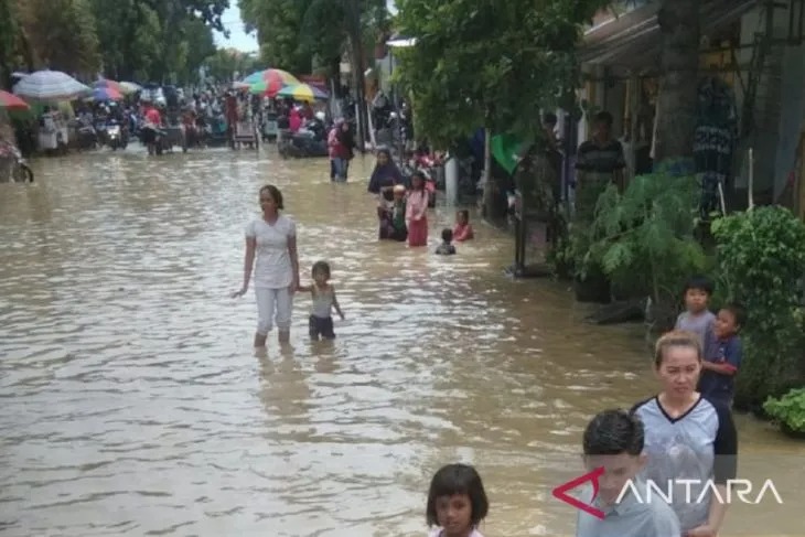 Arsip Foto. Luapan air Sungai Kalikamoning menyebabkan banjir di Sampang, Jawa Timur, Minggu (1/1/2023). (ANTARA/HO-BPBD Sampang)